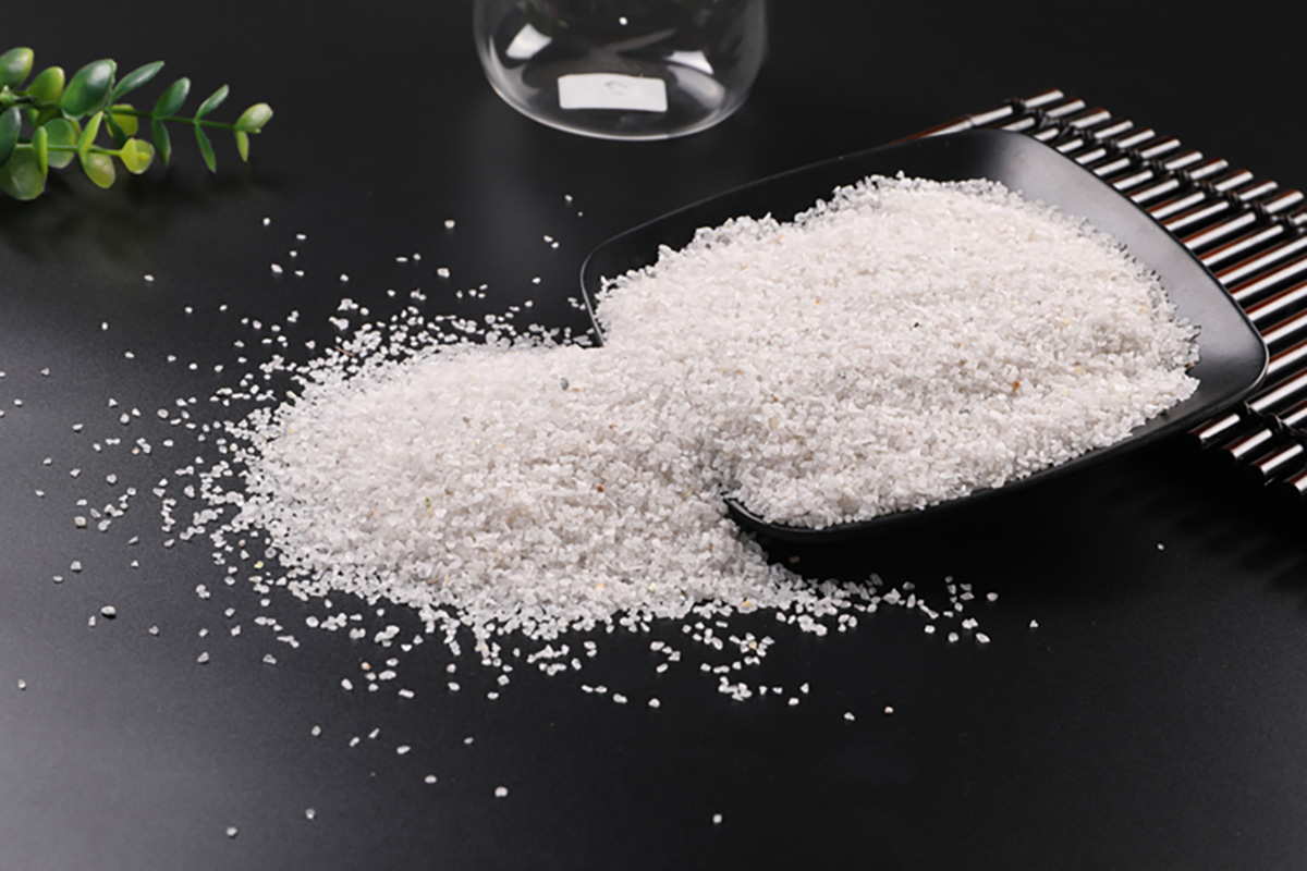 Production process of refined quartz sand and pickled quartz sand